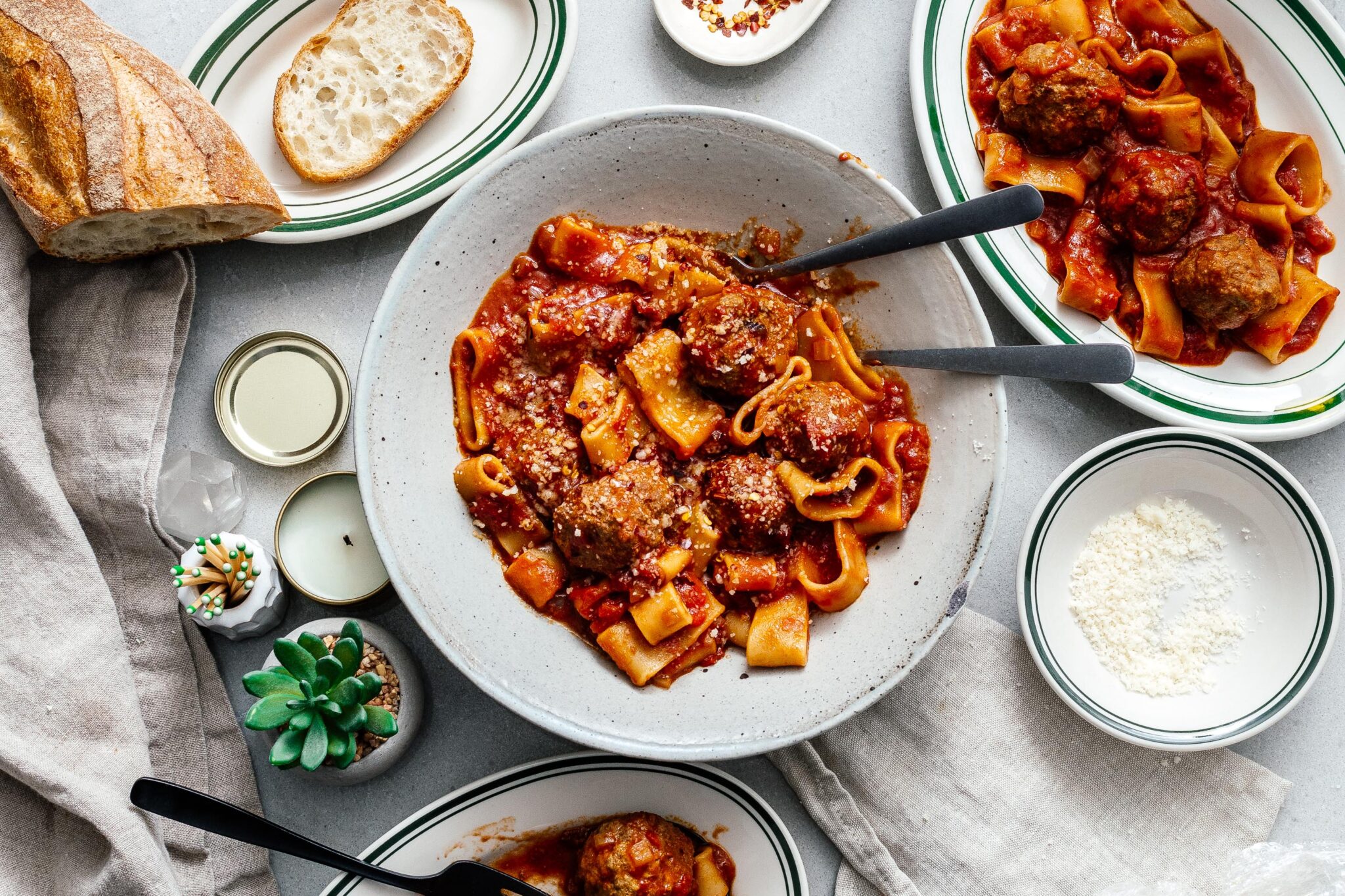 Pâtes et boulettes de viande, comfort food d'enfance- Featured Shot